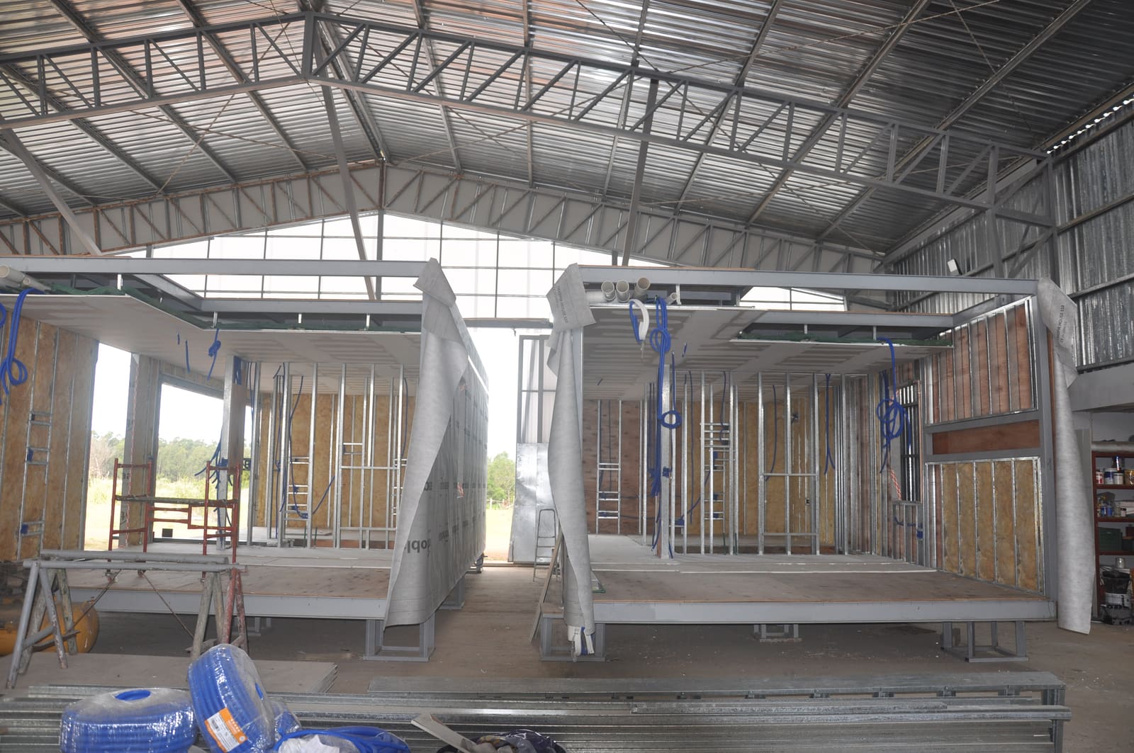 Dos módulos en construcción en el taller
